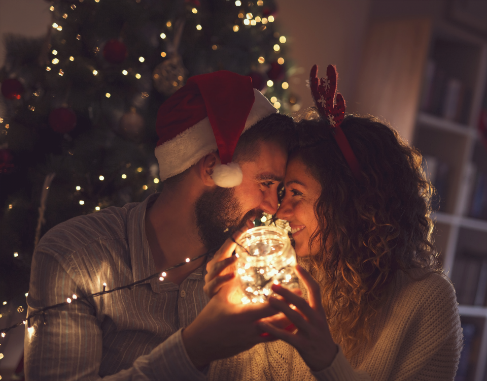 ζευγάρι μπροστά από το χριστουγεννιάτικο δέντρο